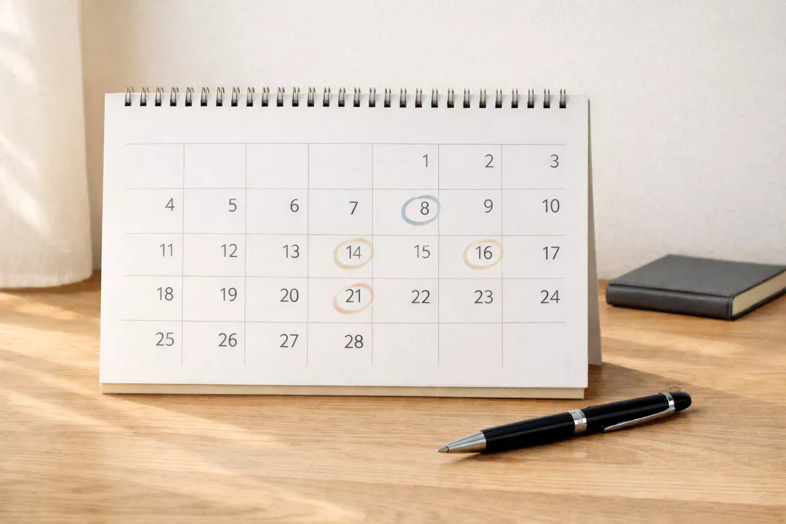 Calendario mensual sobre escritorio con algunos d&iacute;as marcados
