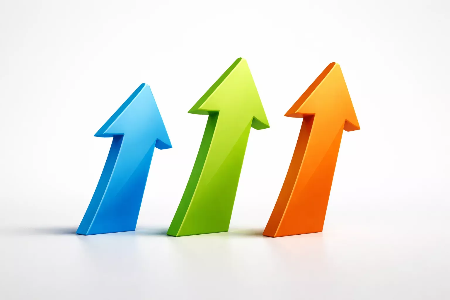 Tres flechas de diferentes colores apuntando en direcciones ligeramente diferentes