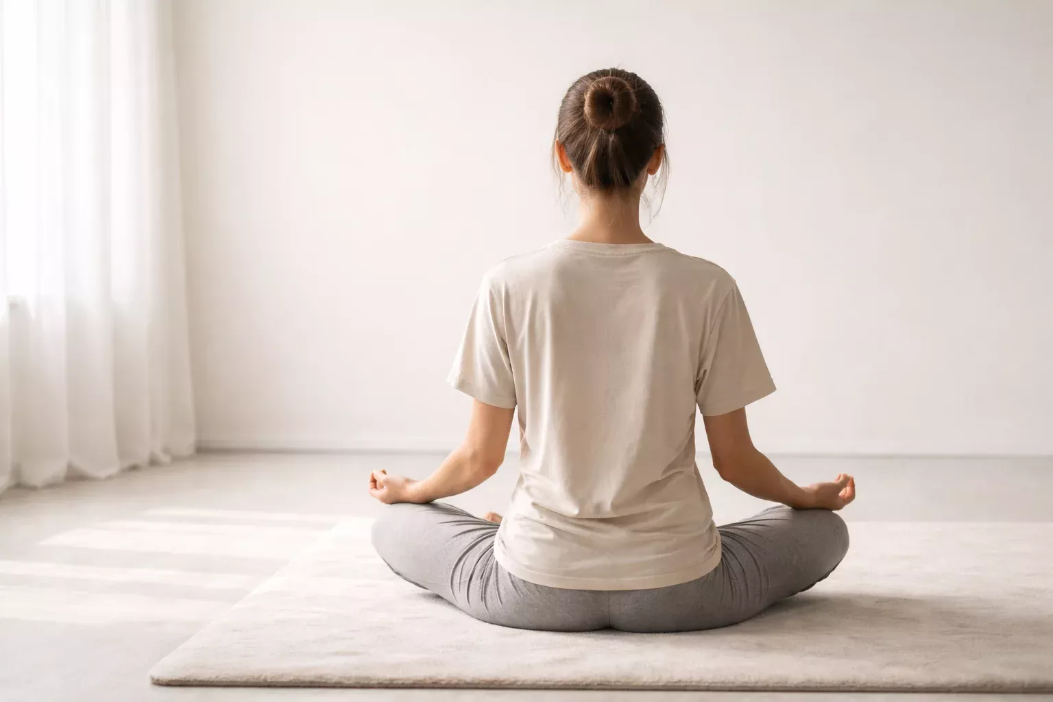 Persona meditando en posici&oacute;n tranquila en ambiente sereno