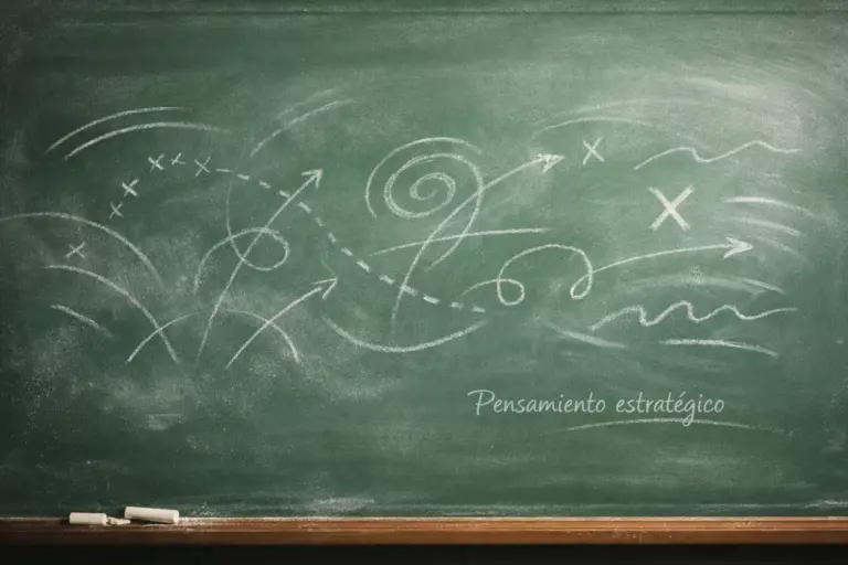 Pizarra con ecuaciones matemáticas escritas a tiza en un ambiente académico