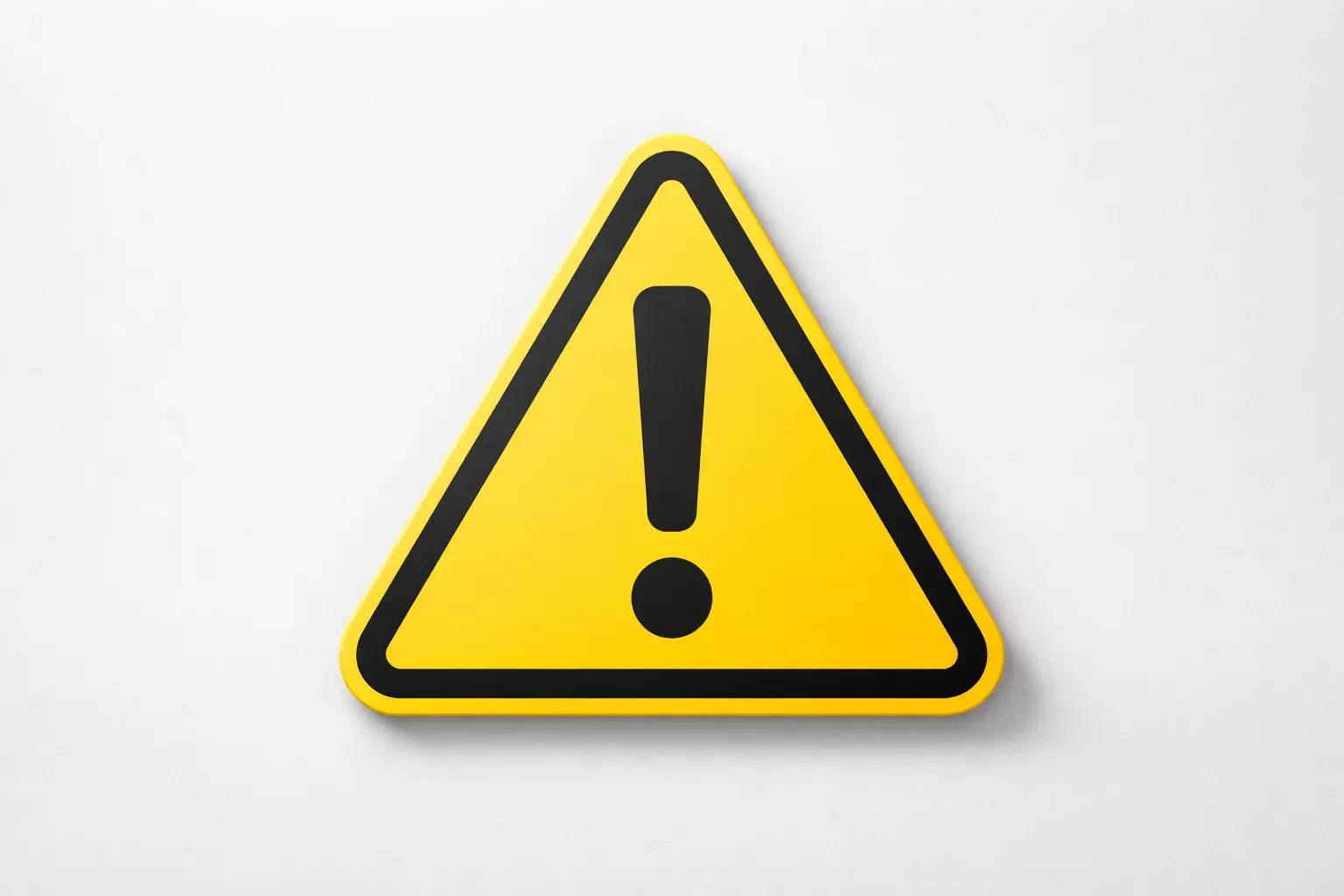 Se&ntilde;al de advertencia amarilla con s&iacute;mbolo de exclamaci&oacute;n sobre fondo neutro